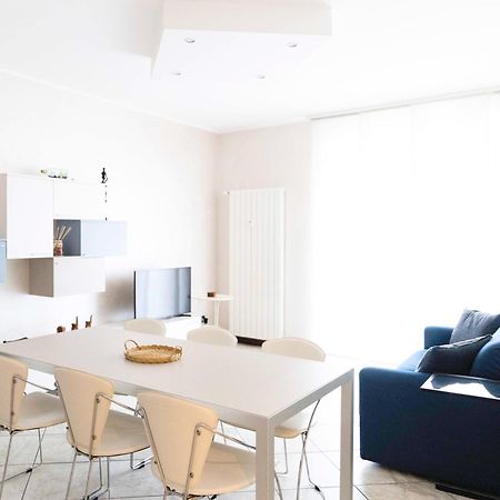 Blue Lake Arona - Cozy Apartment In City Center Esterno foto