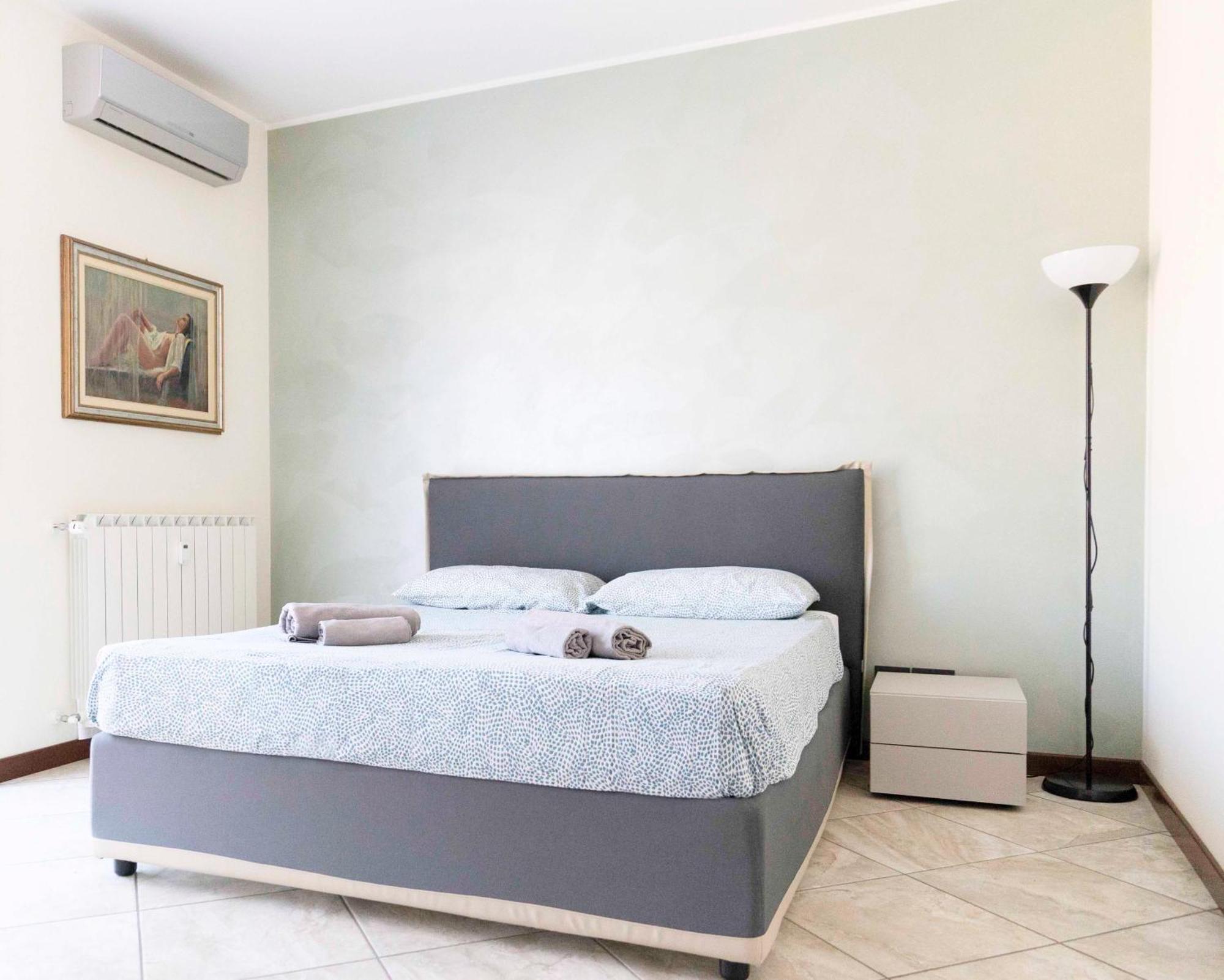 Blue Lake Arona - Cozy Apartment In City Center Esterno foto